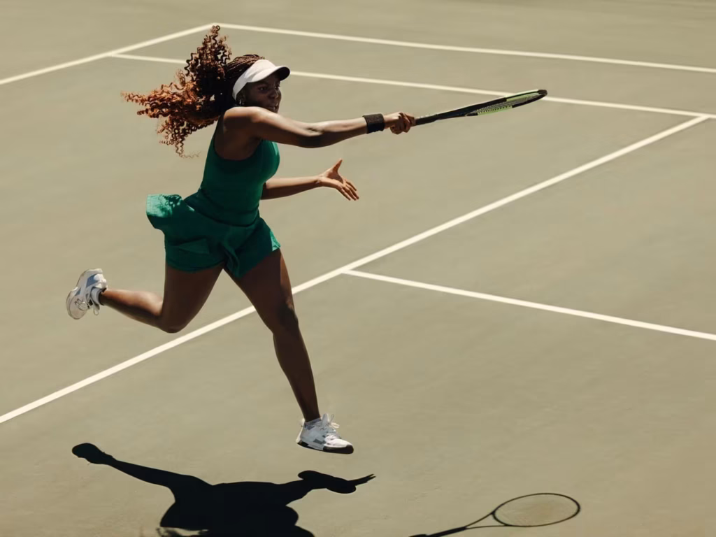 Une joueuse de tennis professionnelle exécute des mouvements corrects pour prévenir la douleur au coude après le sport.