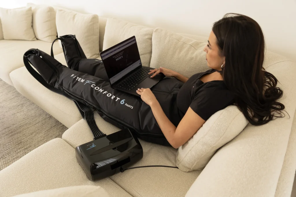 Femme sur un canapé pendant une séance avec le pantalon Fitem Confort 6
