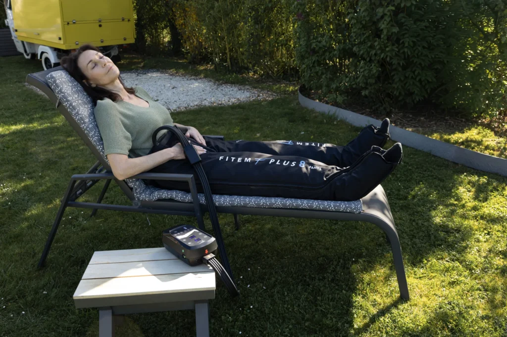 Séance de pressothérapie au jardin avec le pantalon Fitem Plus 8